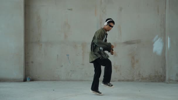 Хипстер Наушниках Слушает Хип Хоп Музыку Городской Улице Уличная Танцовщица — стоковое видео