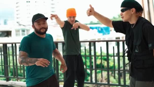Hipster Předvádí Break Dance Když Spolu Tančí Chodbě Moderním Obchoďáku — Stock video