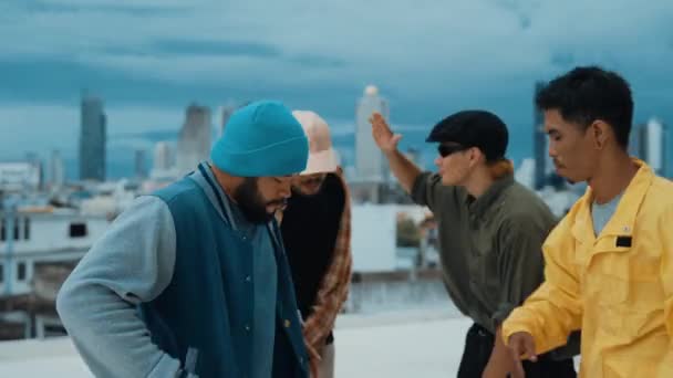 Çeşitli Çok Kültürlü Hipster Grupları Çatıda Dans Ederken Şık Renkli — Stok video