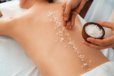 Lüks spa salonunda sıcak mum ışığı atmosferi olan kaplıca tedavisi gören kadın müşteri. Sağlık kaplıcasında güzellik tedavisiyle tuz temizliği. Sessiz.