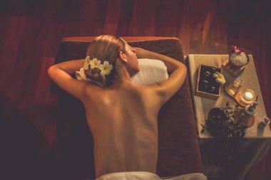 Üst düzey kadın müşteri stres önleyici spa masajından zevk alıyor ve lüks otel ya da otelde sıcak mum ışığında güzellik teniyle eğleniyor. Sessiz.