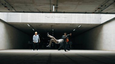 Panorama 'da hipster grup dansı yaparken B-boy dansı yapıyorduk. Sokak dansçısı takımı dondurucu poz verirken hip hop müziğine geçiyor. Break dans, sokak dansı. Açık hava sporu 2024. Yumuşak bir şekilde..