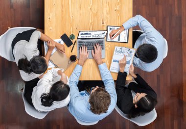 Panorama üst düzey iş analist grubu toplantı masasındaki finansal veri raporunu analiz ediyor. İş zekası analizine göre çizelge ve grafik paneli. Çok titiz.