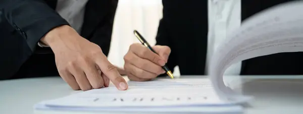 Geschäftsleiter Unterzeichnen Vertragsdokument Über Den Ballen Mit Hilfe Eines Rechtsanwalts — Stockfoto