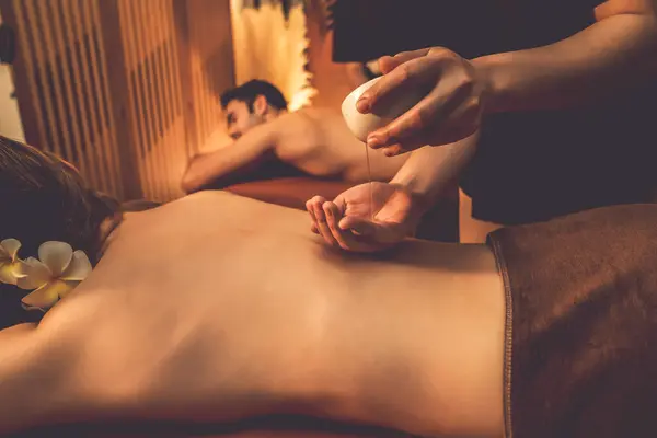 Mãos Massagista Derramando Óleo Aroma Cliente Casal Volta Masseuse Preparar — Fotografia de Stock
