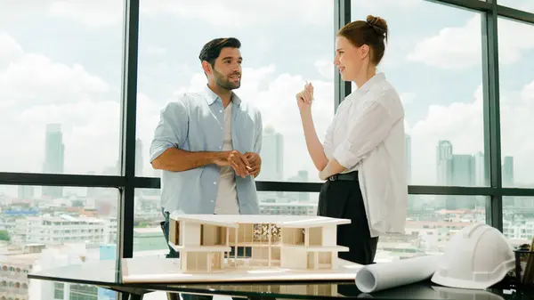Команда Опытных Инженеров Стресс Архитекторов Обсуждает Строительство Моделей Домов Успешный — стоковое фото