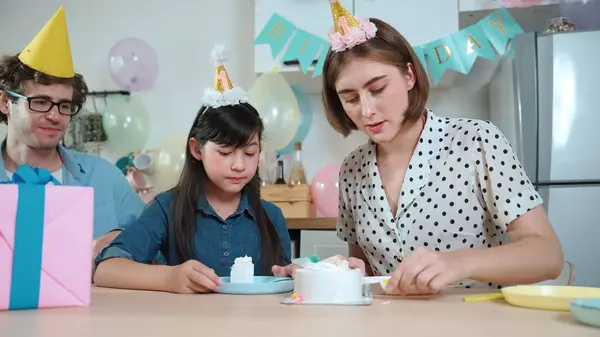 Mamma Caucasica Che Taglia Torta Compleanno Separa Dessert Mentre Padre — Foto Stock