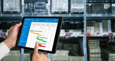 Ekip projesinin zaman çizelgesini gösteren bilgisayar ekranında, modern iş projesi yönetimi için proje planlama yazılımı