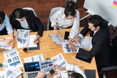 Toplantı masasındaki finansal veri raporlarını analiz eden çeşitli iş analist gruplarının geniş görüşü. İş zekası analizine göre çizelge ve grafik paneli. Çok titiz.