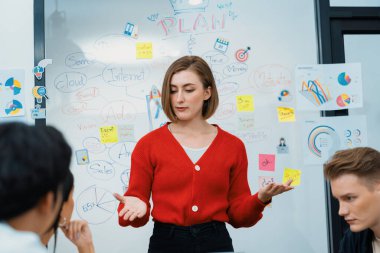 Profesyonel çekici kadın lider, modern iş toplantı odasında beyin fırtınası zihin haritalama istatistikleri ve renkli yapışkan notlar kullanarak yaratıcı pazarlama planını sunuyor. Tertemiz..