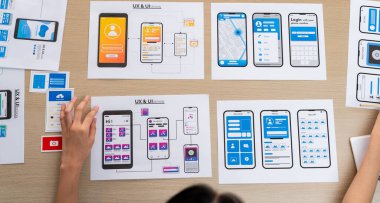 Mobil uygulama ya da web sitesi için kullanıcı arayüzü prototipi planlayan yeni kurulan şirket çalışanlarının panorama afişi. UX UI tasarımcı beyin fırtınası kullanıcı dostu arayüz planı. Sinerjik