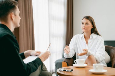 Psikolojik konsültasyon zihinsel problemde iyileşme kaydediyor. Psikiyatrist akıl hastalığı teşhisi koyarken mutlu genç bayan hasta terapi seansı yapıyor. Açılıyor