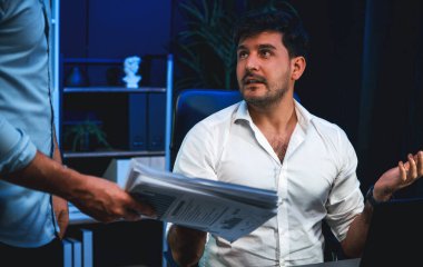 İş planının gelecek çeyreğindeki kağıt klasörlerinde iş arkadaşı anlaşmazlığı. Piyasa paylaşımı, mevcut krizin analizinde şube çevrimdışı projeyi genişletmek için bütçe aşımı tartışması yaratıyor. Satılabilir.