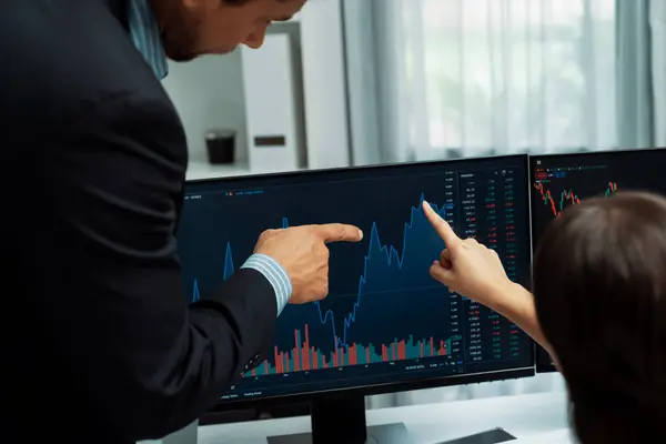 비즈니스 사무실에서 데이터의 지점에 실시간 그래프를 비교와 화면에 거래에서 시장에 — 스톡 사진