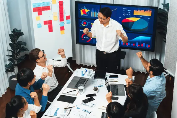 Aufgeregte Und Glückliche Büroangestellte Feiern Nach Erfolgreicher Strategischer Geschäftsplanung Teamarbeit — Stockfoto