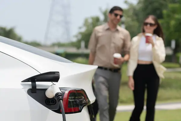 Coppia Giovane Con Tazza Caffè Ricarica Auto Elettriche Batteria Dalla — Foto Stock