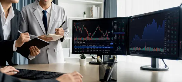 プロのブローカーは 金融投資のための熟練したビジネスマンに成長グラフで興味のある株を提示します 株式取引について 株式投資について 株式取引市場のコンセプト バージョニング — ストック写真