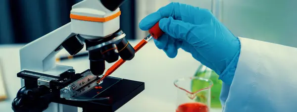Chercheur Laboratoire Développe Une Nouvelle Médecine Une Cure Microscope Avancement — Photo