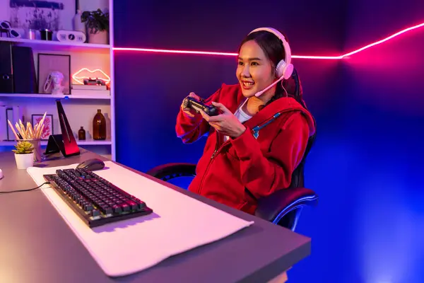 Anfitrión Canal Sonriente Hermosa Chica Asiática Streamer Con Joystick Jugando —  Fotos de Stock