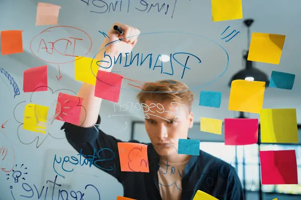 Professionell Kaukasisk Affärsman Brainstorming Marknadsföring Idé Genom Att Använda Mind — Stockfoto