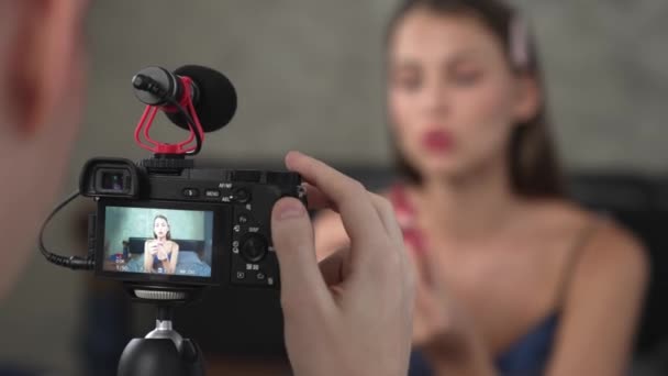 Chłopak Lub Kamerzysta Sprzętem Streamingu Żywo Filmujący Młodą Kobietę Tworzącą — Wideo stockowe