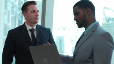 Şehir siluetine bakan süslü ofis, çeşitlilik uzmanlığı iddialı iş genişletme veya stratejik pazarlama tartışmaları. Finansal danışman, danışmanlık sektörü öngörüleri ve fikir verir