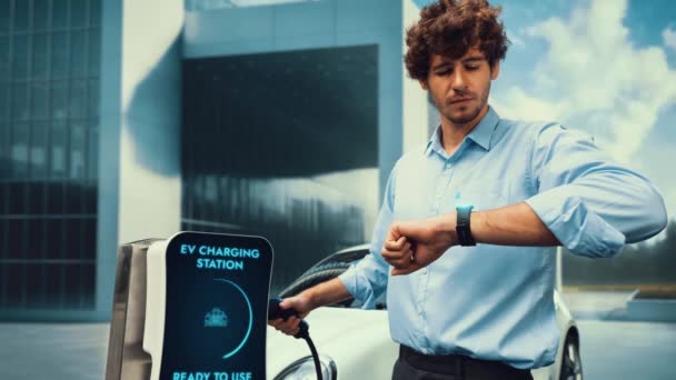 Бізнесмен Перевіряє Стан Акумулятора Автомобіля Голограмі Смарт Годинника Зарядці Від — стокове відео
