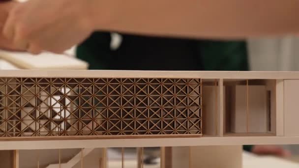 Slow Motion Home Designer Använder Arkitektonisk Utrustning Översyn Och Mäta — Stockvideo