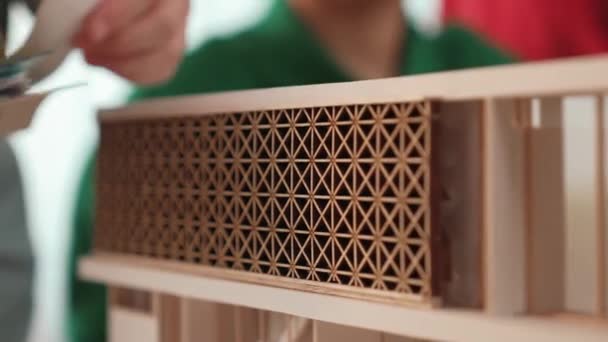 Slow Motion Home Designer Använder Arkitektonisk Utrustning Rita Ritning Medan — Stockvideo