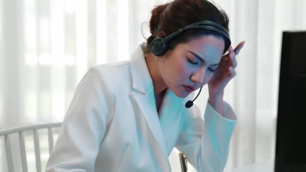 Mujer Negocios Que Usa Auriculares Que Trabajan Oficina Para Apoyar — Vídeo de stock