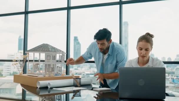 Kluger Architekt Ingenieur Inspiziert Hausmodell Während Kollege Laptop Analyse Daten — Stockvideo
