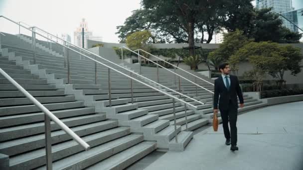 在去工作场所的路上 一位专业的商人走在楼梯附近 熟练的执行经理要去城市面试 聪明的投资人穿着套袋西服 例行公事膨胀剂 — 图库视频影像