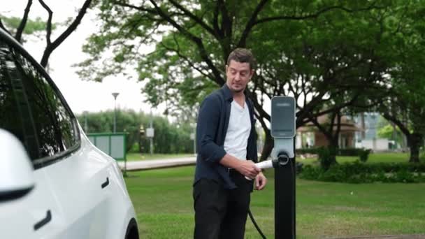 Uomo Ricarica Batteria Auto Elettriche Durante Viaggio Strada Viaggio Auto — Video Stock