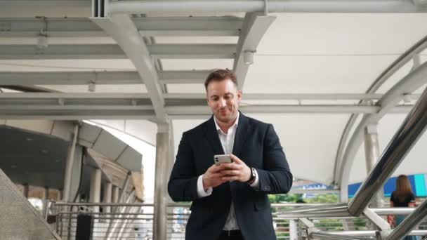 Empresário Inteligente Olhando Verificando Seu Telefone Celular Enquanto Caminha Corredor — Vídeo de Stock