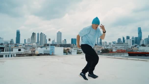 白人B Boy舞者在屋顶练习街头舞蹈 熟练的霹雳舞蹈演员表演或练习街舞和脚踏街舞 2024年户外运动 移动相机 Hiphop — 图库视频影像