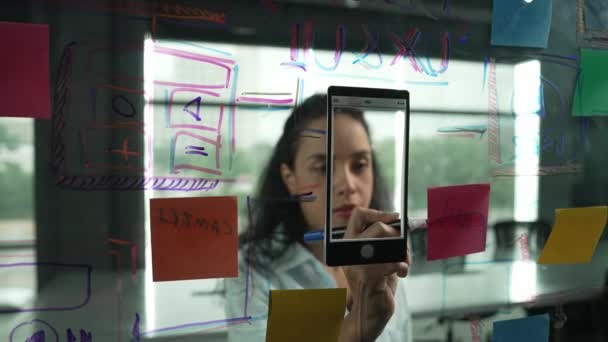 Junge Hispanische Angestellte Schreiben Auf Bunte Klebezettel Kluge Geschäftsfrau Teilt — Stockvideo