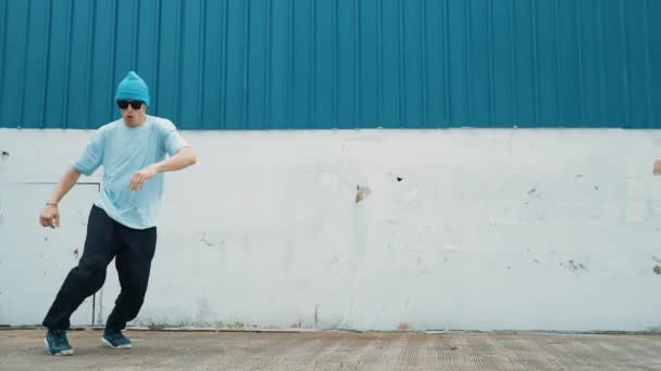 Full Kropp Ungdommelig Hipster Som Beveger Seg Livlig Spor Gaten – stockvideo