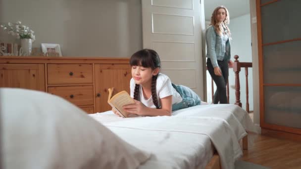 Schlafenszeit Mit Kindheitsgeschichten Mama Und Papa Lesen Gemeinsam Ihrem Kleinen — Stockvideo
