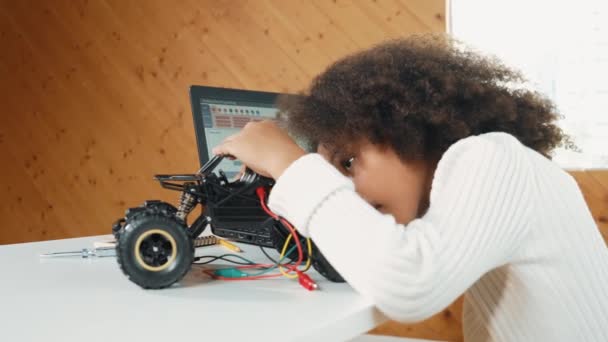Slimme Afrikaanse Meisje Bouwen Robotauto Tijdens Het Gebruik Van Draden — Stockvideo