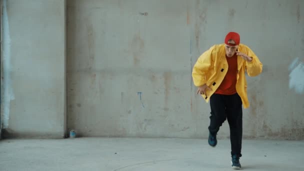 白人嬉皮士在城市的街道上表演或练习步法 年轻时髦的霹雳舞蹈家一边走步一边跳嘻哈音乐 2024年户外运动 灰色背景 Hiphop — 图库视频影像