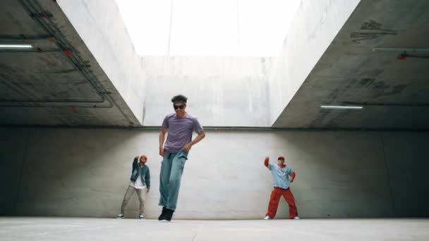 Ομάδα Κομψό Hipster Εκτελέσει Χορό Μαζί Στο Κτίριο Happy Break — Αρχείο Βίντεο