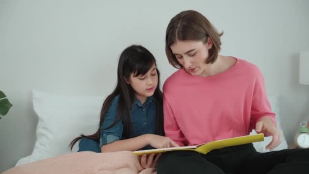 Kaukasische Mutter Liest Der Niedlichen Tochter Geschichten Vor Asiatisches Mädchen — Stockvideo