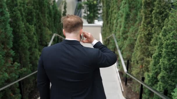 Mutlu Adamı Merdivenlerden Inip Akıllı Telefon Kullanarak Müdürü Arıyor Becerikli — Stok video