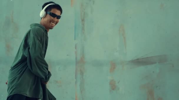 Hippi Şehir Caddesinde Hip Hop Dinlerken Kulaklık Takıyor Sokak Dansçısı — Stok video