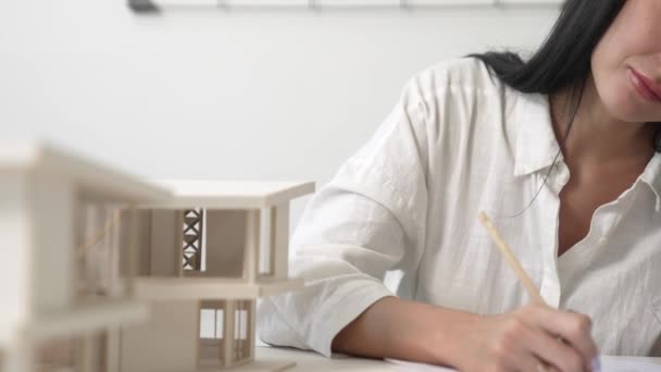 Pendekatan Insinyur Muda Yang Cantik Fokus Pada Penggunaan Tanda Pensil — Stok Video