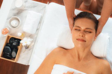 Panorama 'da kadınların stres önleyici kafa masajından ve lüks tatil beldesi veya otel spa salonundaki modern ışık ortamında yüz güzelliği eğlencelerini şımartmaktan hoşlandığı bir manzara var. Sessiz.