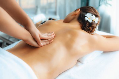 Kafkasyalı kadın müşteri stres önleyici spa masajının keyfini çıkarıyor ve lüks otel ya da oteldeki gündüz açık ortam güzellik salonunda güzellik teniyle eğleniyor. Sessiz.
