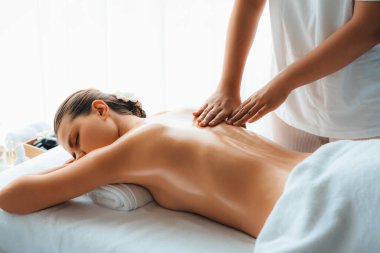 Kafkasyalı kadın müşteri stres önleyici spa masajının keyfini çıkarıyor ve lüks otel ya da oteldeki gündüz açık ortam güzellik salonunda güzellik teniyle eğleniyor. Sessiz.