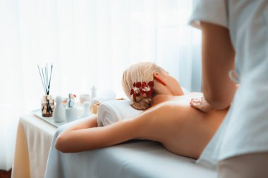 Kafkasyalı kadın müşteri stres önleyici spa masajının keyfini çıkarıyor ve lüks otel ya da oteldeki gündüz açık ortam güzellik salonunda güzellik teniyle eğleniyor. Sessiz.