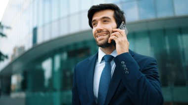 Kafkasyalı yetenekli bir proje yöneticisi. Bulanık geçmişiyle şehirde yürürken telefonla konuşuyor. Akıllı telefon kullanan yetenekli bir işadamı bulanık geçmişi olan bir proje yöneticisiyle konuşuyor. Sevinçli..